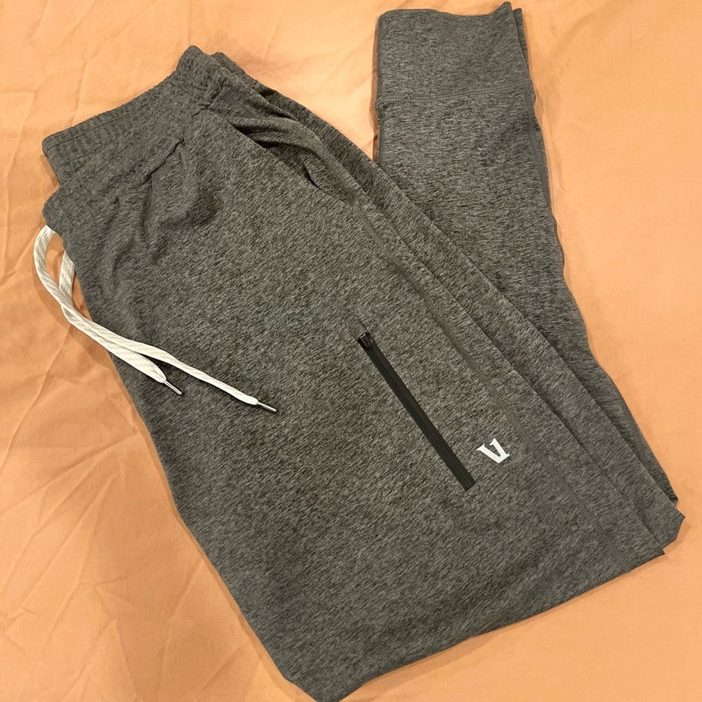 Vuori Sunday Performance Jogger Pants Men's Medium, Charcoal Heather, P1